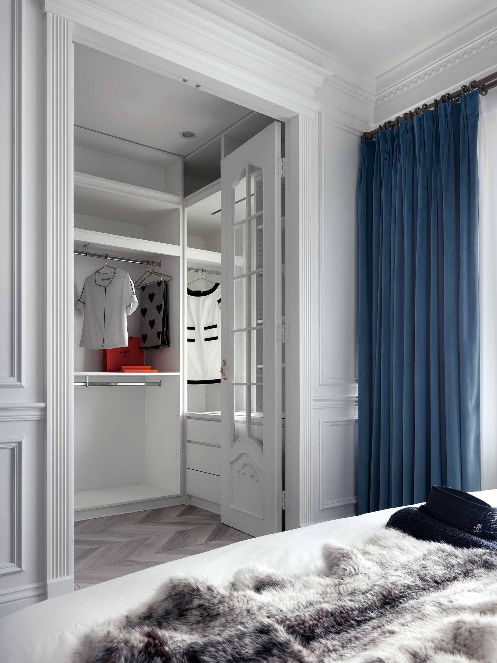睡眠区附设的更衣间入口采对开玻璃门设计,兼具精致度与光影穿透感