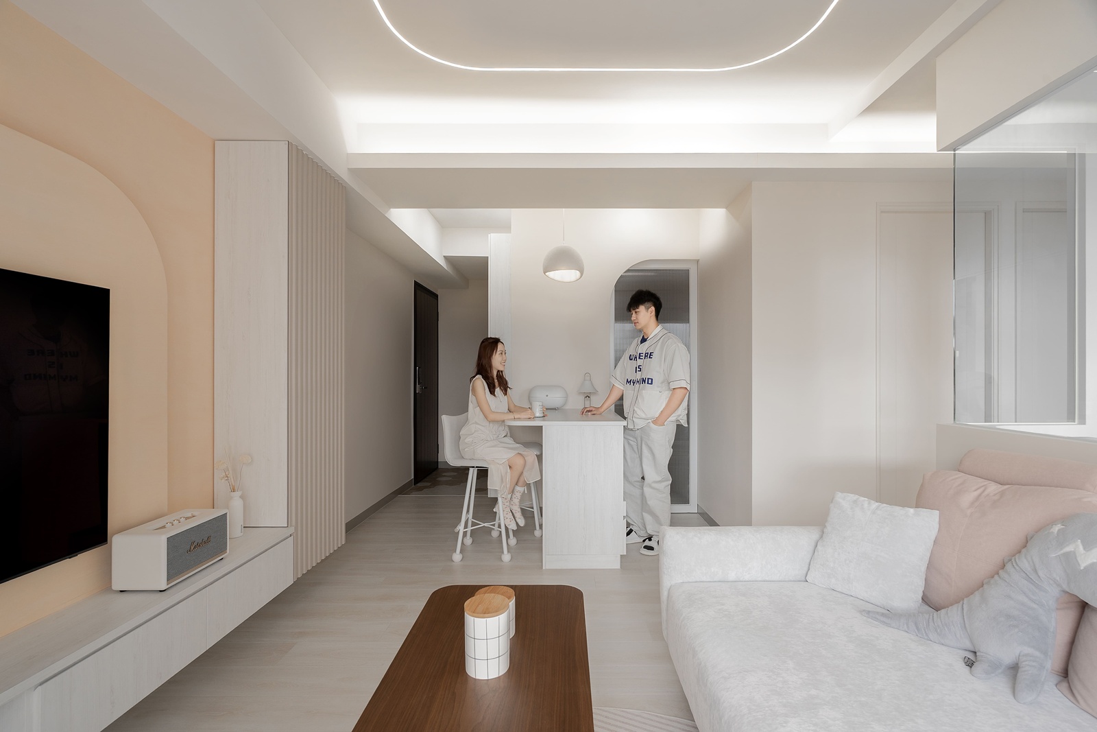 奶油系弧形設計,描繪年輕夫妻19坪的輕暖柔光宅 | 歐德傢俱 DECO TV 室內設計網路平台