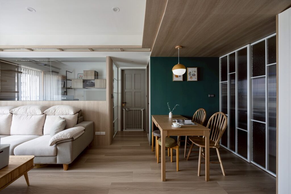 墨綠與柔木光影，貓步跳躍的溫暖居所 DECOTV 室內設計網路平台