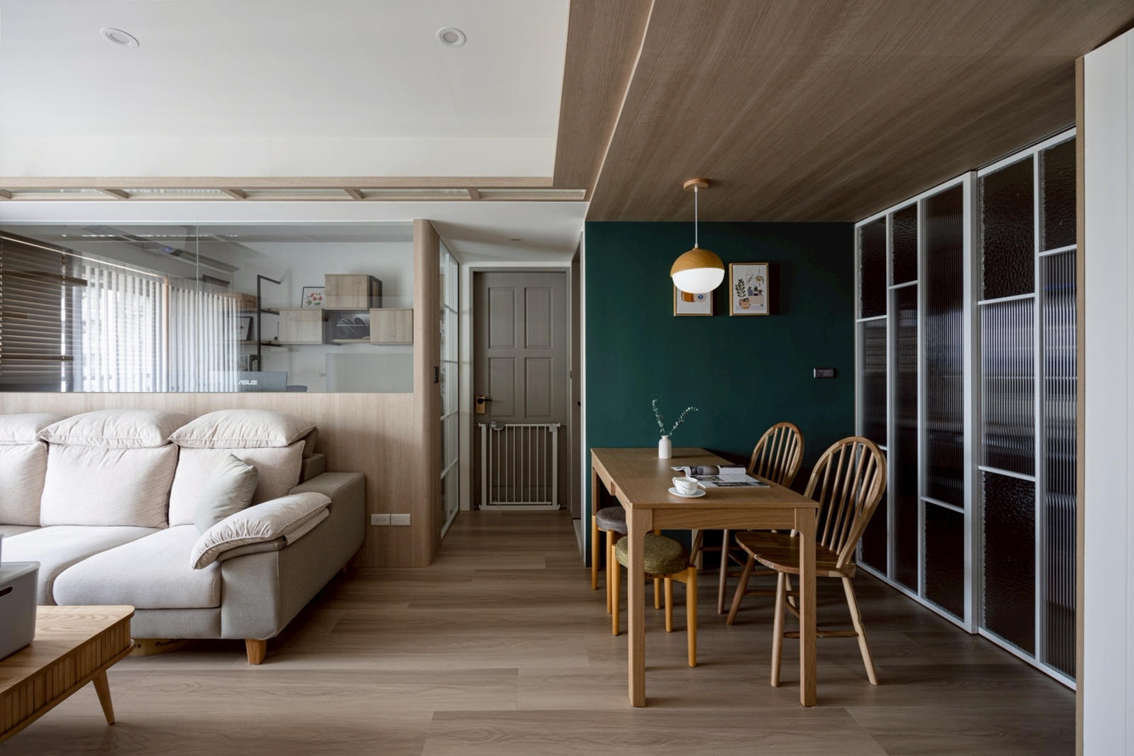 墨綠與柔木光影，貓步跳躍的溫暖居所 DECOTV 室內設計網路平台