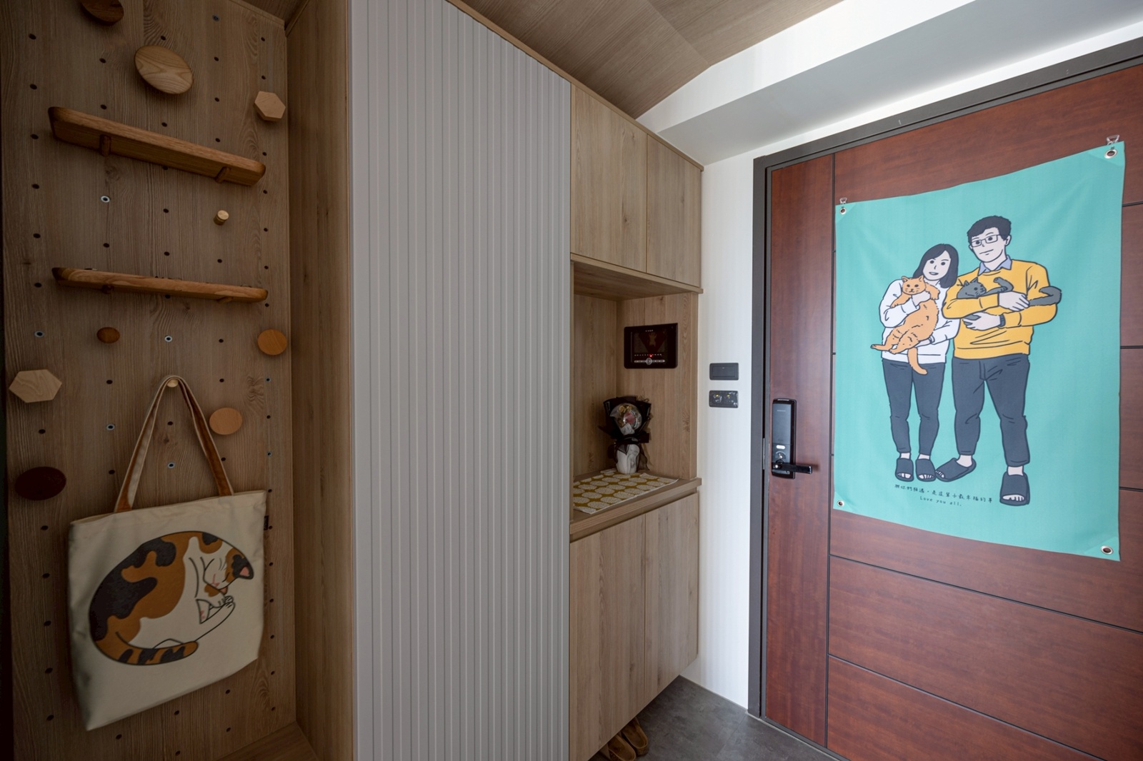 墨綠與柔木光影，貓步跳躍的溫暖居所 DECOTV 室內設計網路平台2