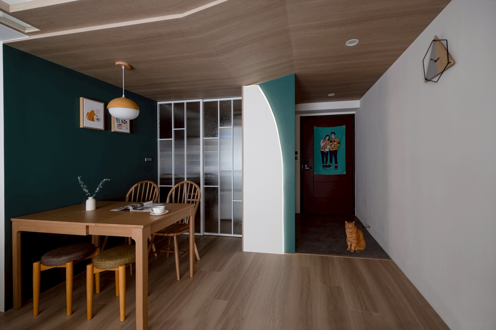 墨綠與柔木光影，貓步跳躍的溫暖居所 DECOTV 室內設計網路平台3