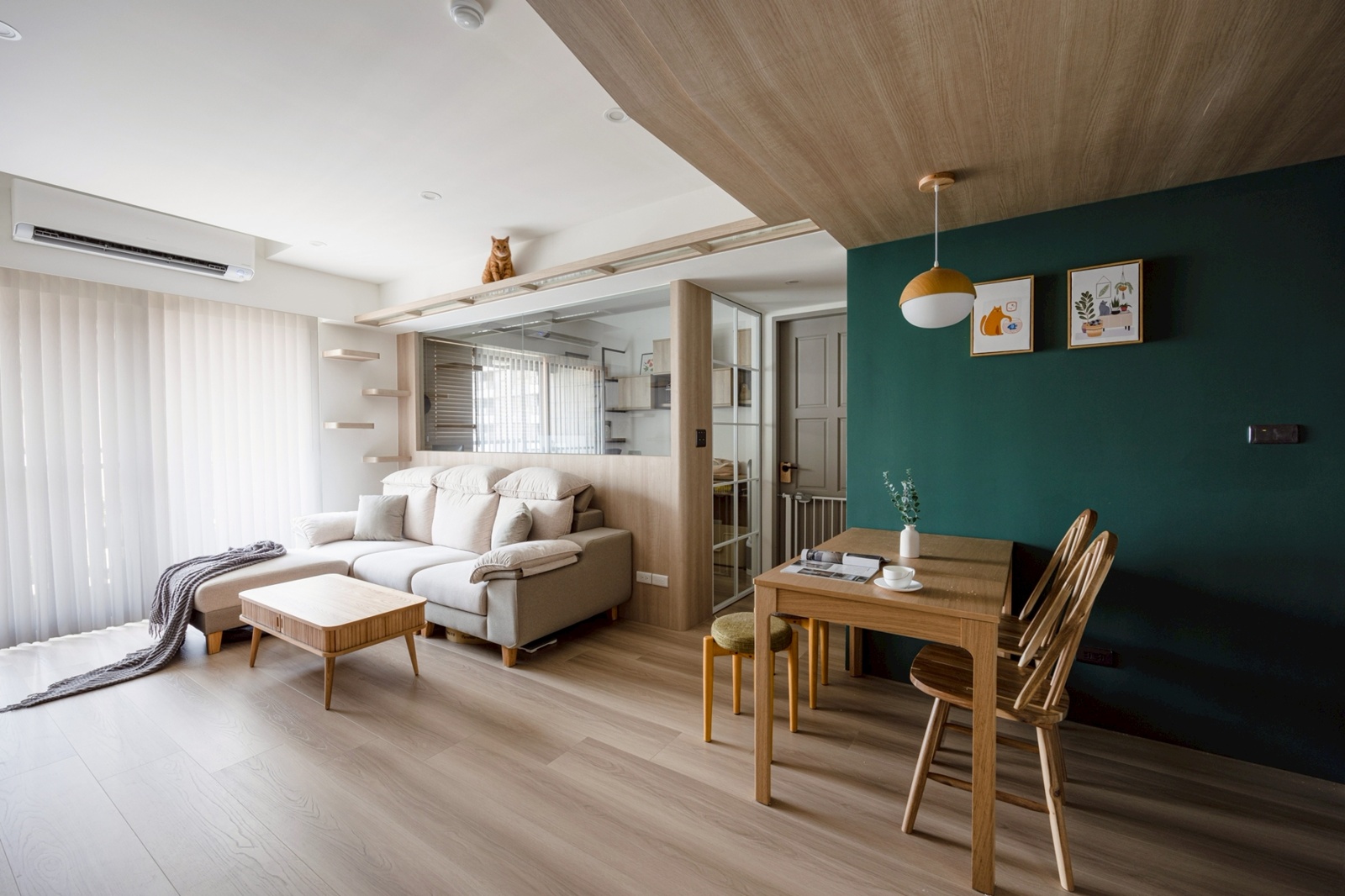 墨綠與柔木光影，貓步跳躍的溫暖居所 DECOTV 室內設計網路平台4