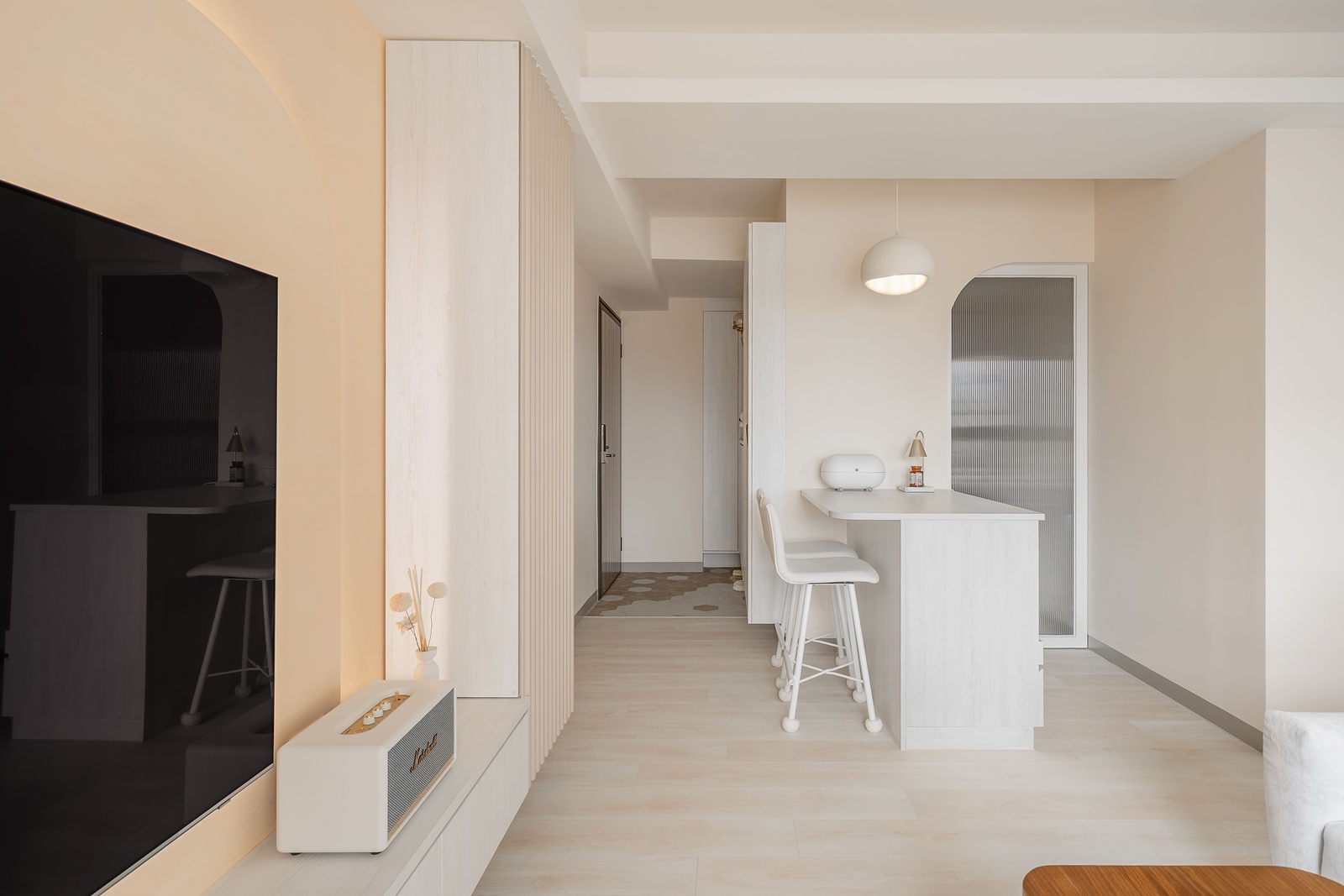 奶油系弧形設計,描繪年輕夫妻19坪的輕暖柔光宅 | 歐德傢俱 DECO TV 室內設計網路平台5