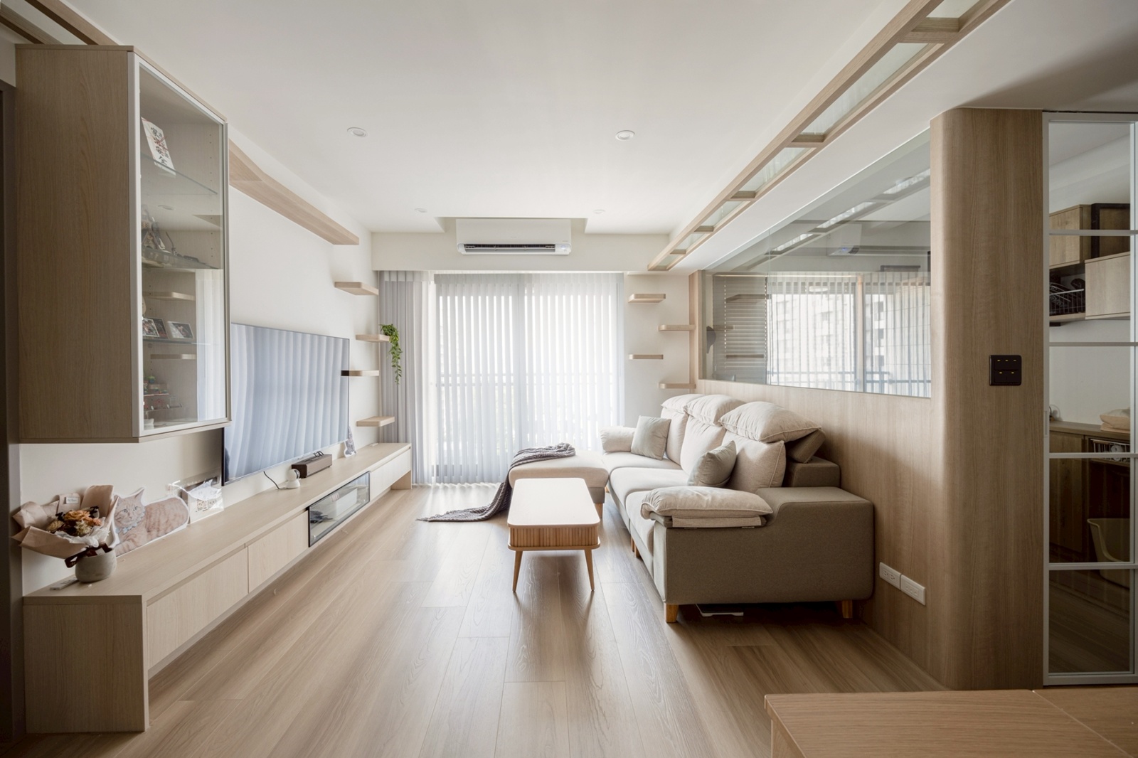 墨綠與柔木光影，貓步跳躍的溫暖居所 DECOTV 室內設計網路平台 6