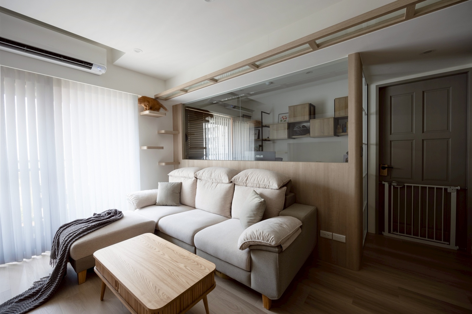 墨綠與柔木光影，貓步跳躍的溫暖居所 DECOTV 室內設計網路平台7