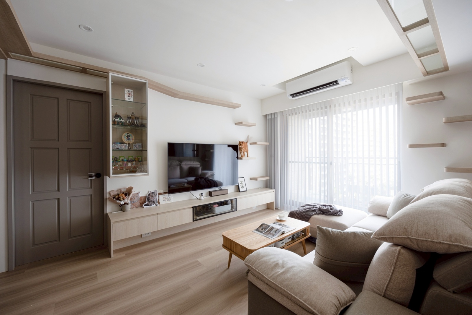 墨綠與柔木光影，貓步跳躍的溫暖居所 DECOTV 室內設計網路平台8