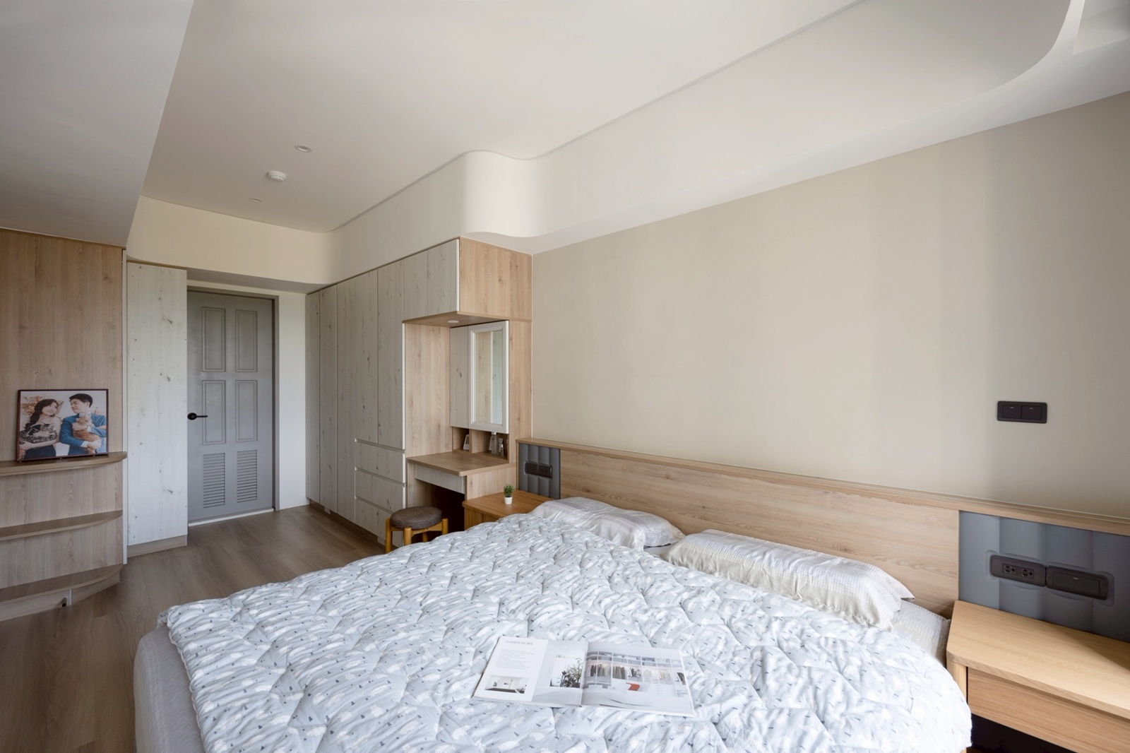 墨綠與柔木光影，貓步跳躍的溫暖居所 DECOTV 室內設計網路平台 9